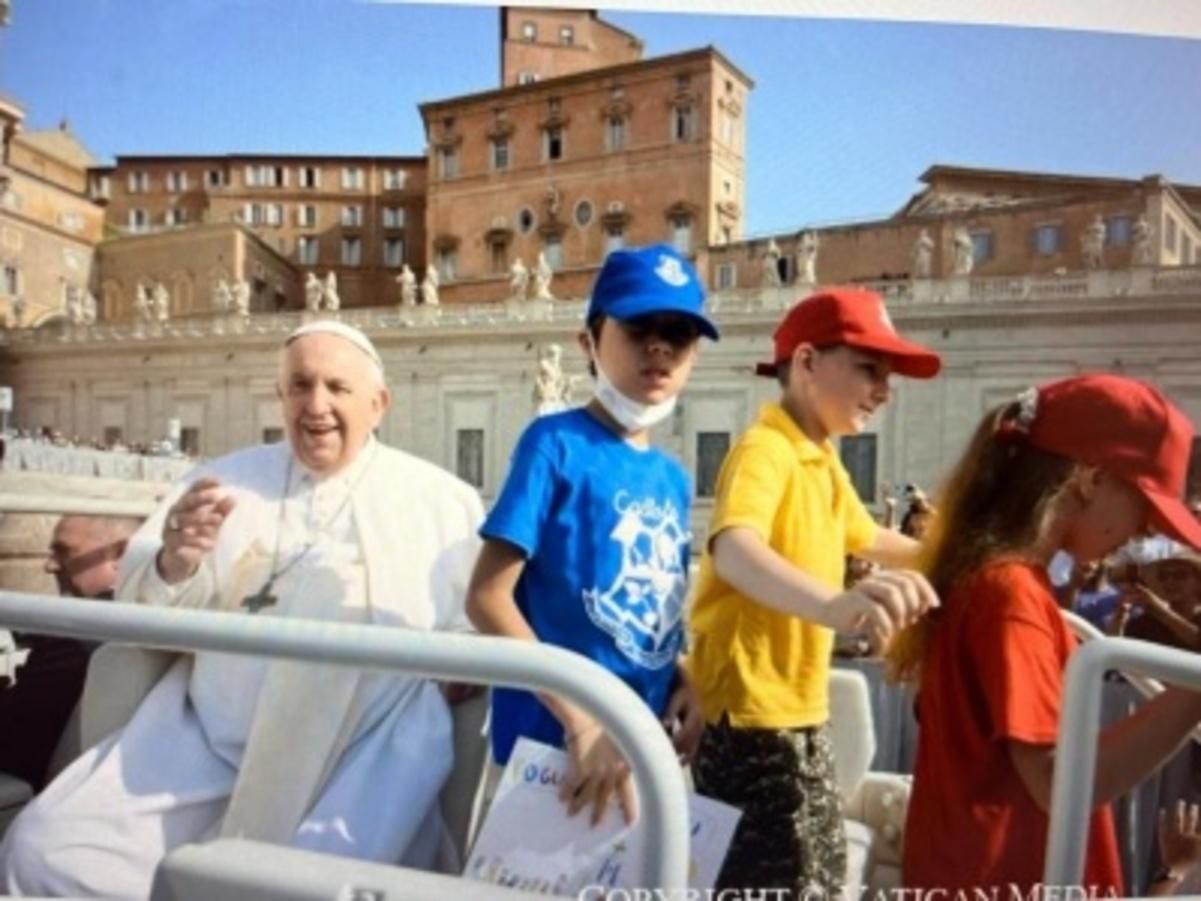 Хлопчик із Чернівців зустрівся з Папою Франциском і навіть проїхався з ним у папамобілі