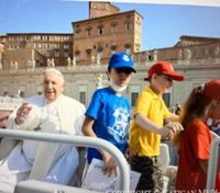 Мальчик из Черновцов встретился с Папой Франциском и даже проехался с ним в папамобиле