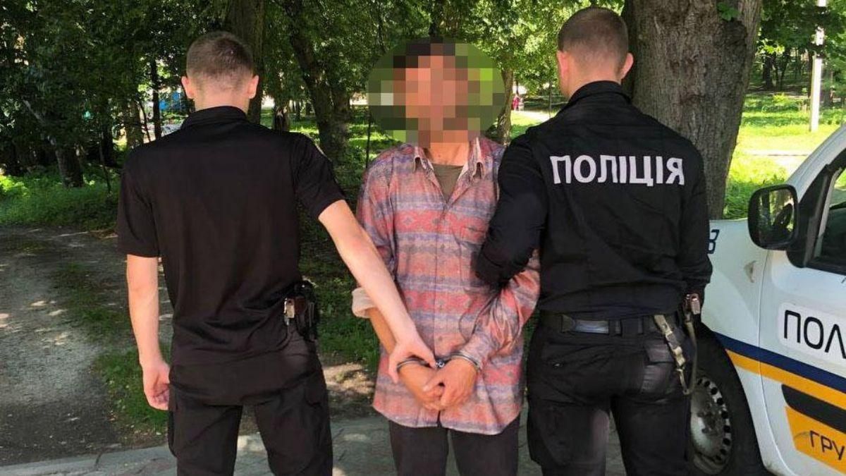 У Тернополі чоловік з Харкова розгулював по місту з радянською символікою У Тернополі чоловік з Харкова розгулював по місту з радянською символікою