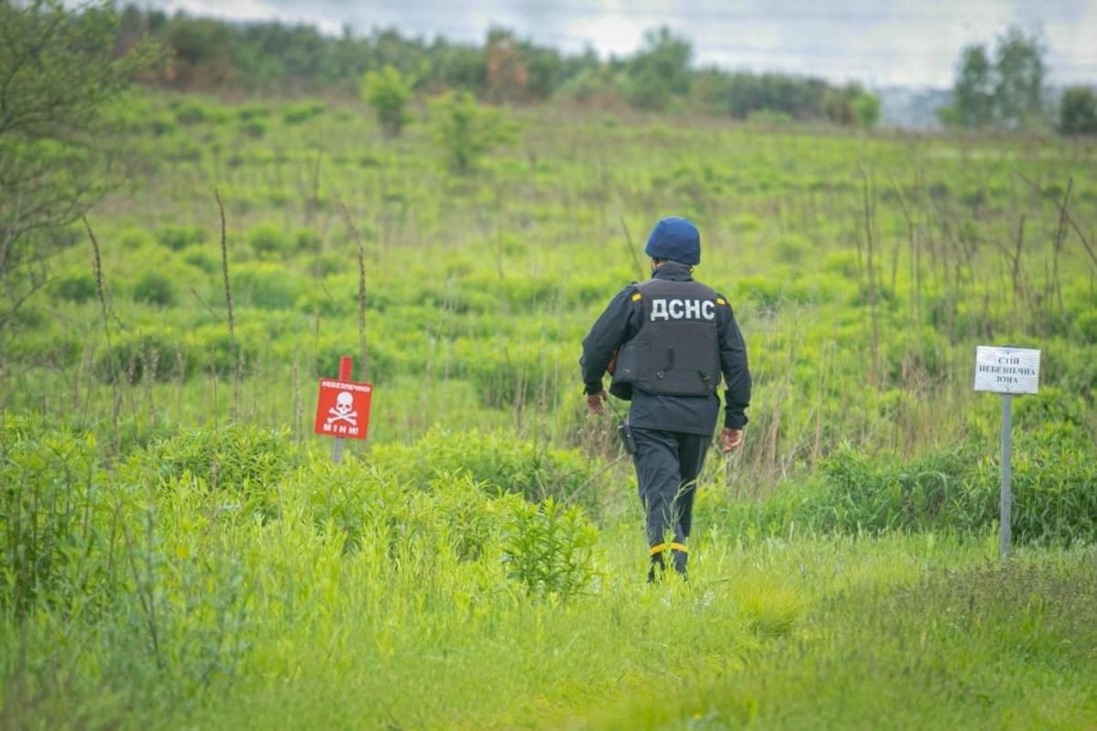 Було два вибухи: внаслідок підриву авто поліцейських на Сумщині загинула людина