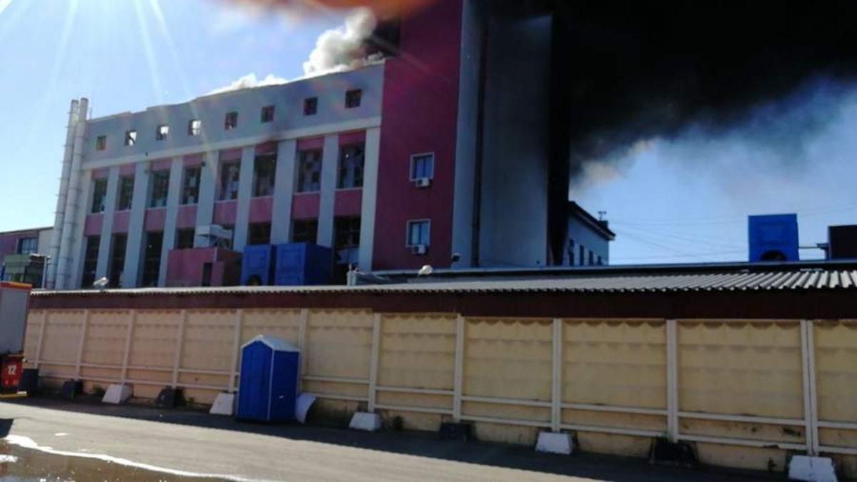 Під Москвою спалахнула сильна пожежа на заводі з виготовлення фарб