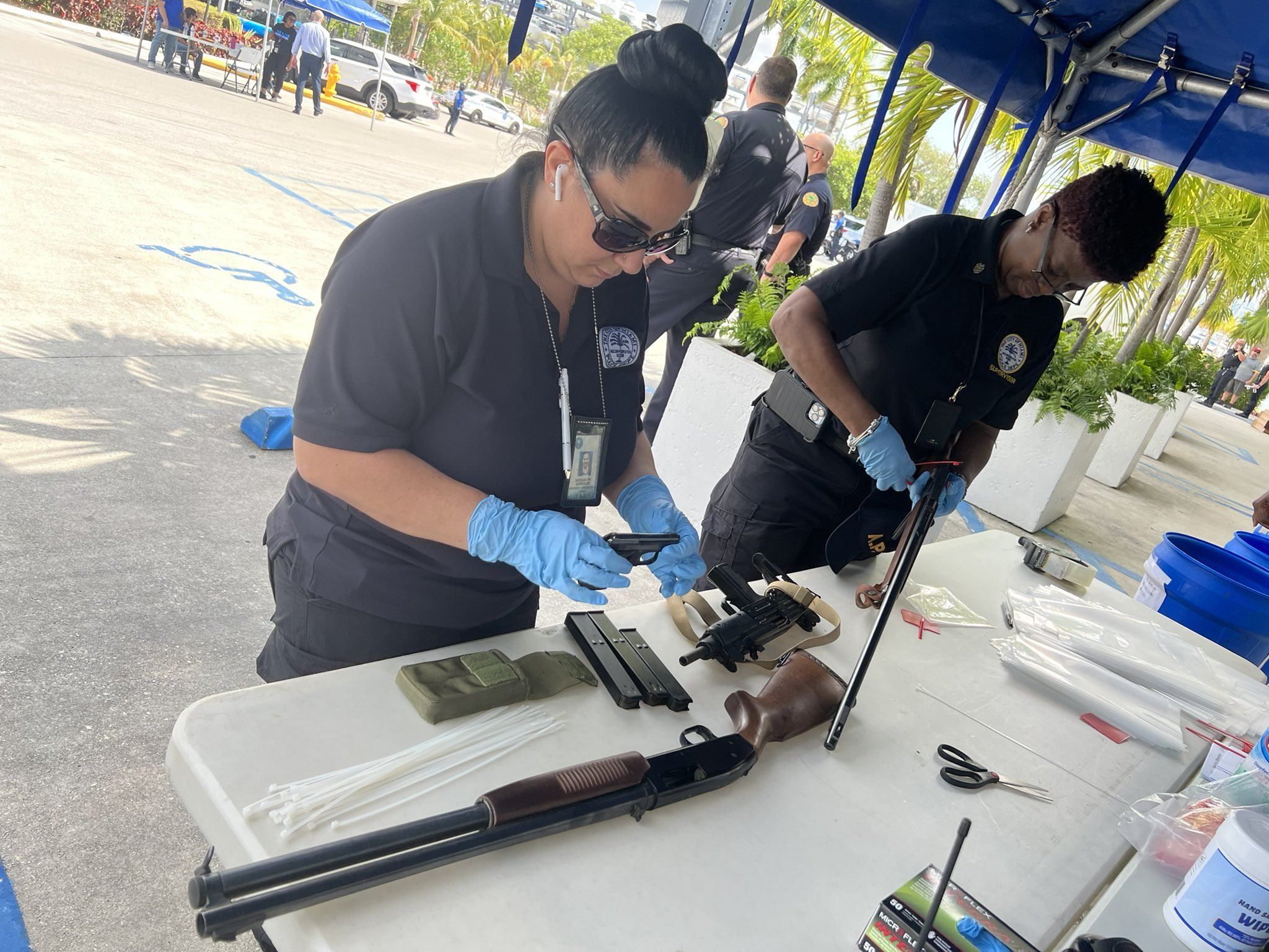 Вишикувалась черга: поліція Маямі збирала в американців зброю для потреб ЗСУ