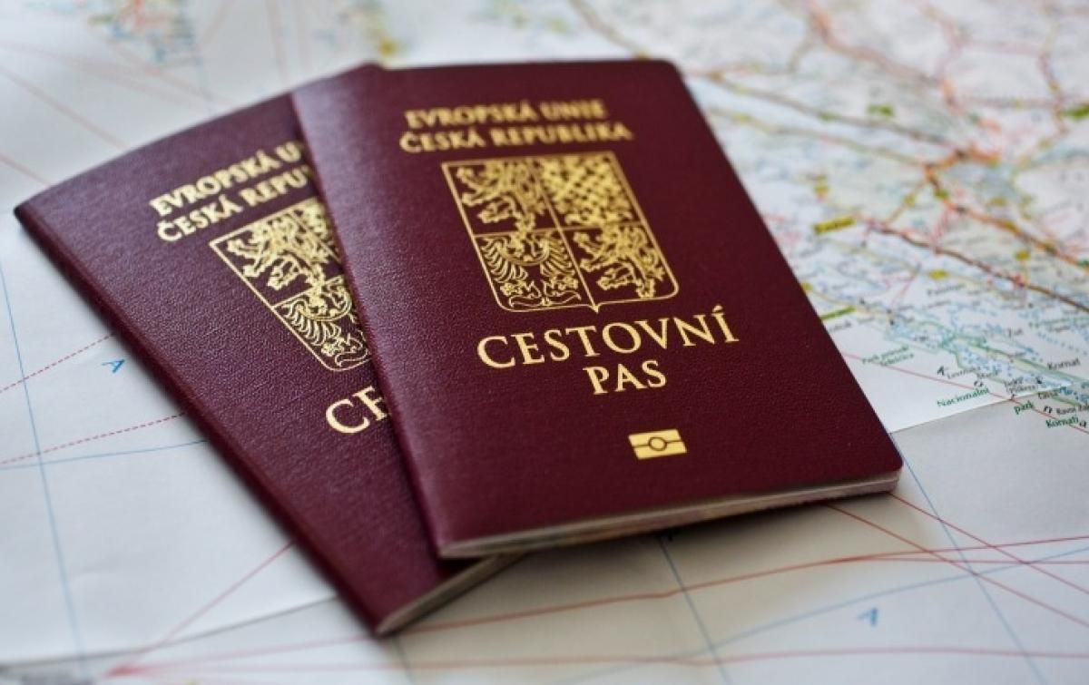 Чехія не видаватиме візи росіянам та білорусам до квітня 2023 року