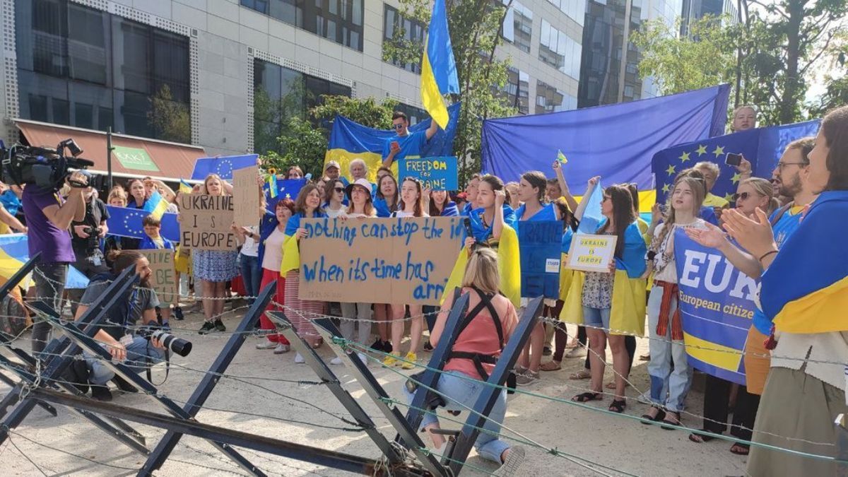 Україна – це Європа: під будівлею Ради ЄС триває мітинг на підтримку кандидатства Україна – це Європа: під будівлею Ради ЄС триває мітинг на підтримку кандидатства