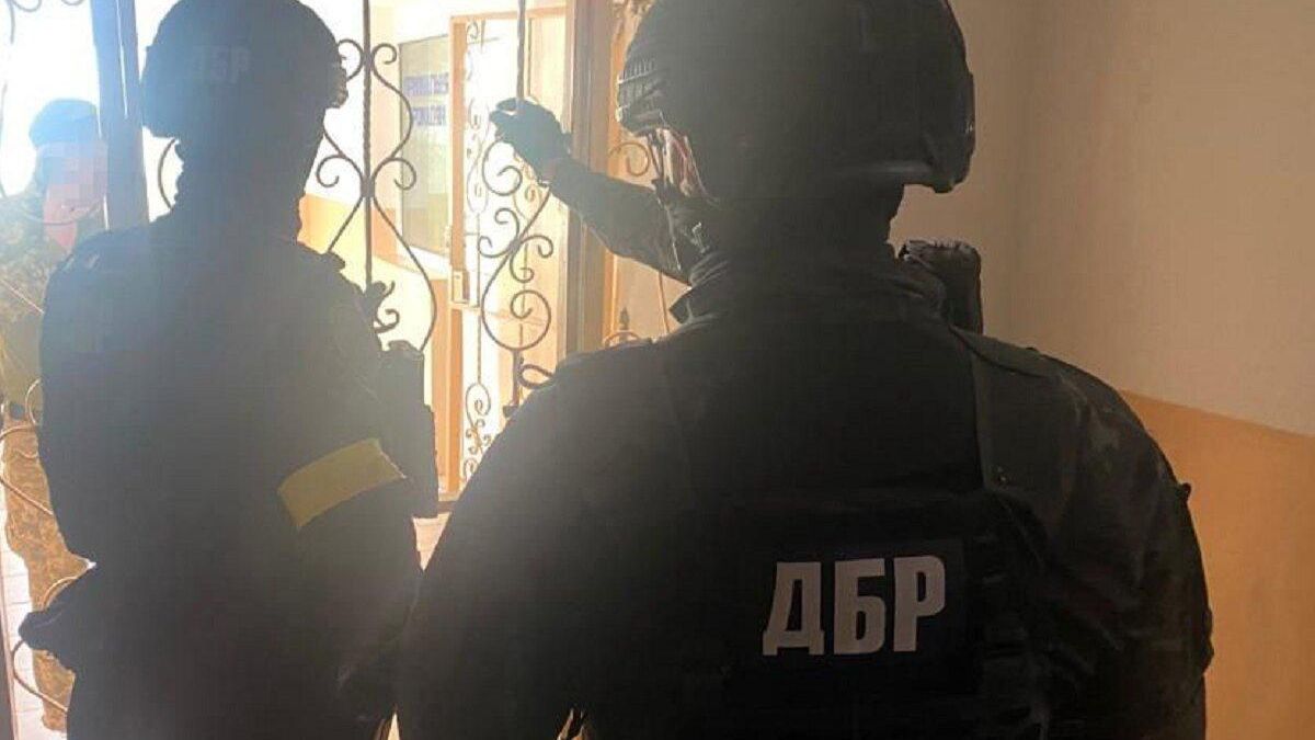 ДБР виявило підпільний склад пропаганди "руського міра" у місцевому осередку ОПЗЖ в Охтирці