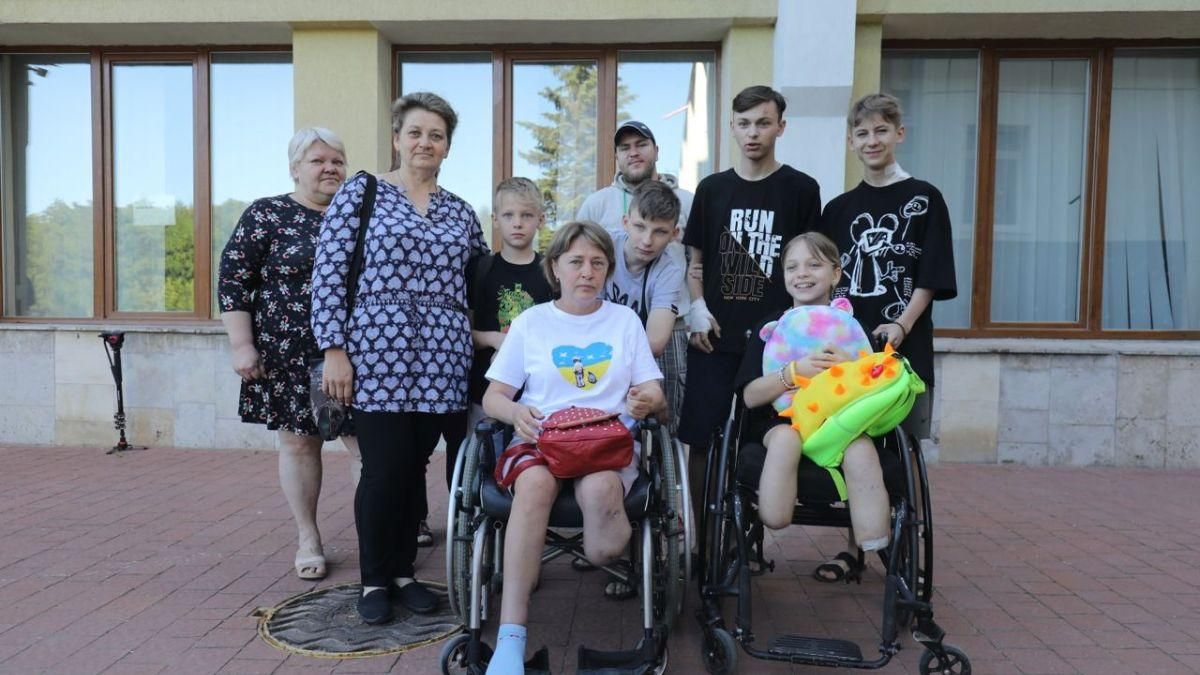 Мама і донька, які втратили ноги під час обстрілу Краматорська, поїхали на протезування в США Мама і донька, які втратили ноги під час обстрілу Краматорська, поїхали на протезування в США