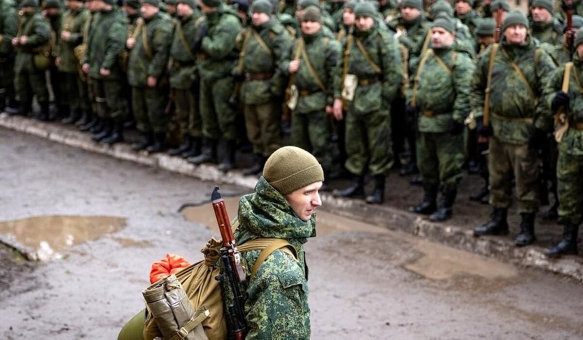 Похищают, бросают в подвал и пытают: россияне в Луганской области проводят мобилизационные рейды