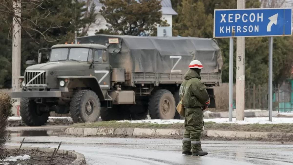 Змушують воювати проти України: на Херсонщині окупанти викрадають та катують чоловіків