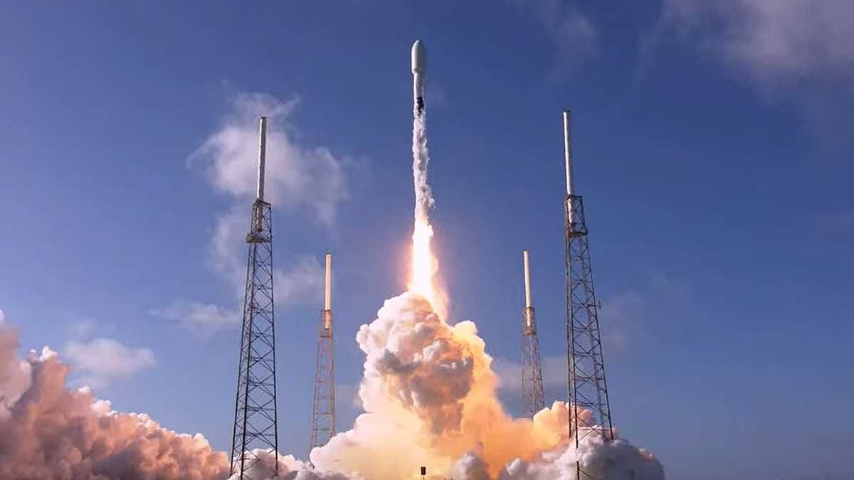 Красивое зрелище  ракета SpaceX Falcon 9 образовала голубую спираль в небе Новой Зеландии - Техно