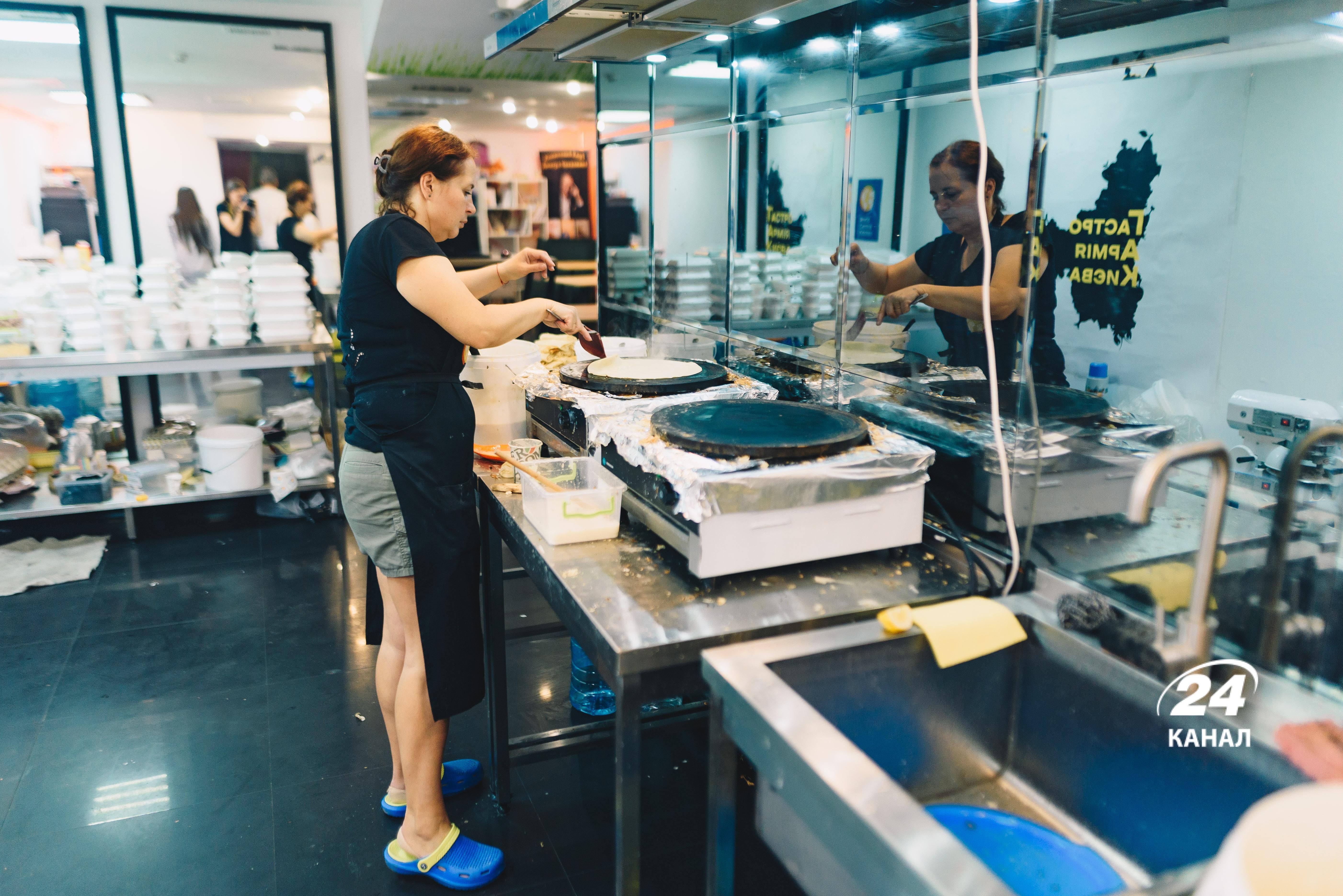 Волонтери готують обіди Волонтери готують обіди