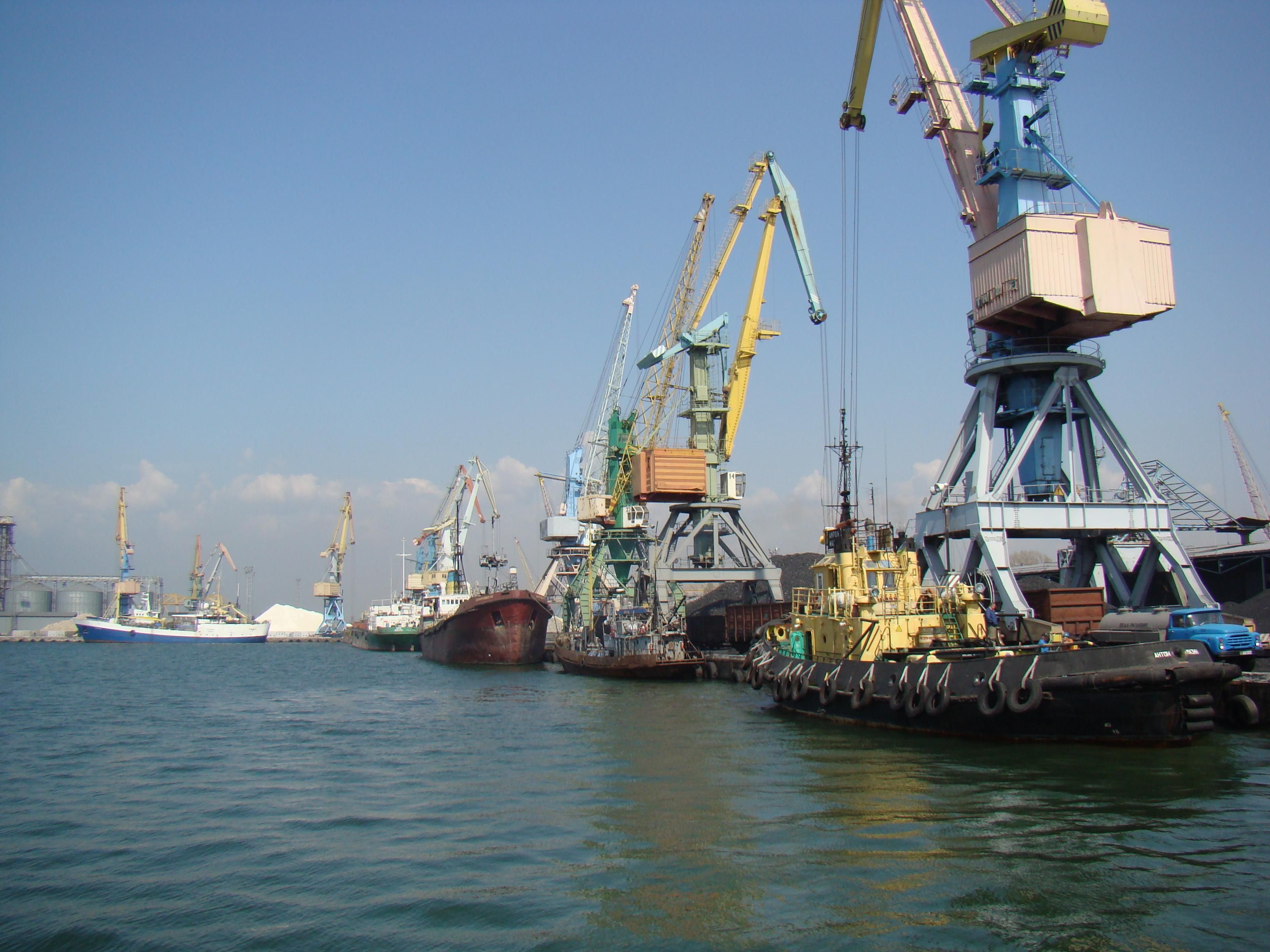 Хочуть використовувати у своїх цілях: окупанти намагаються розмінувати порт Бердянська