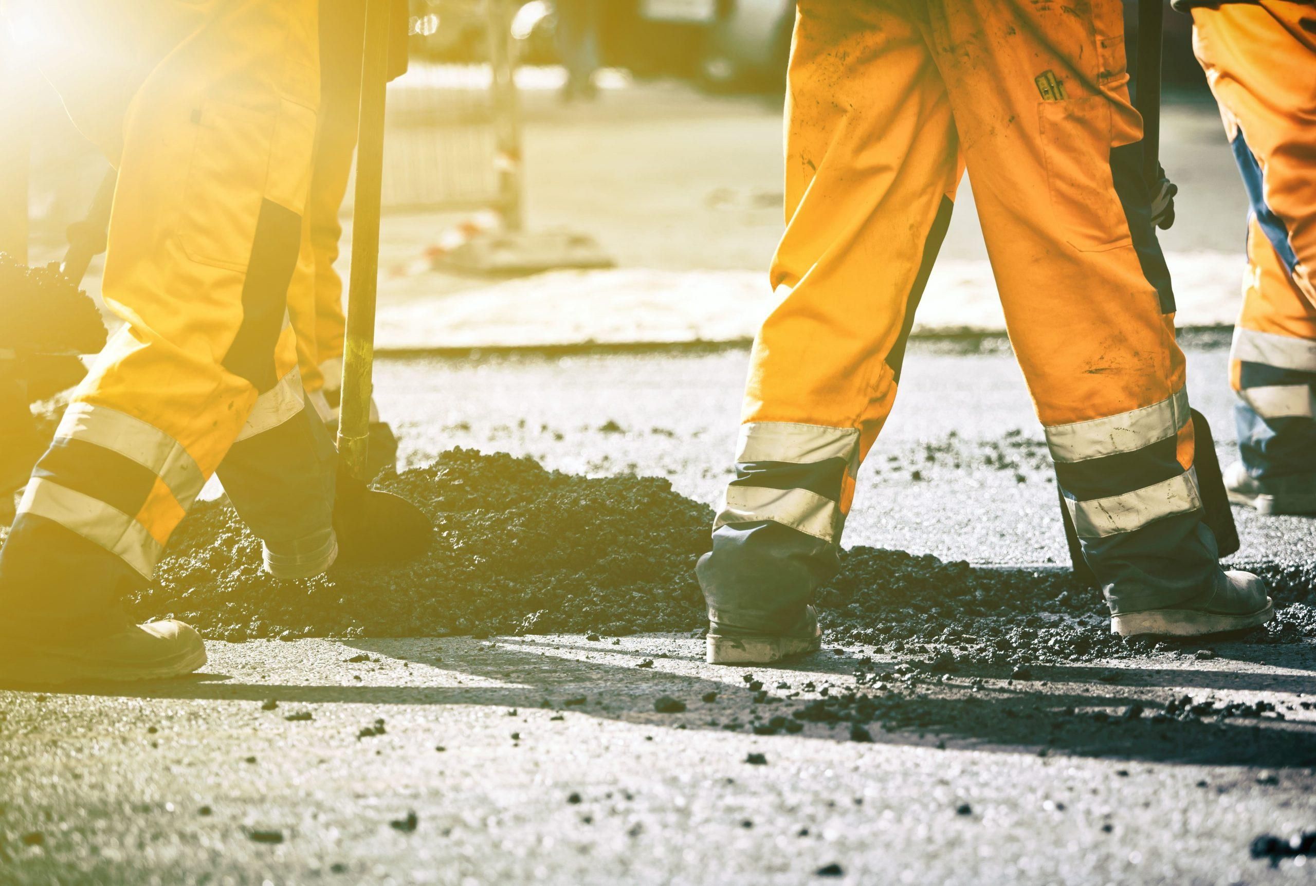 У центрі Києва провалився асфальт: рух тимчасово обмежили У центрі Києва провалився асфальт: рух тимчасово обмежили