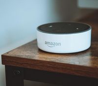 Amazon учит голосового помощника Alexa имитировать голоса других людей, даже умерших