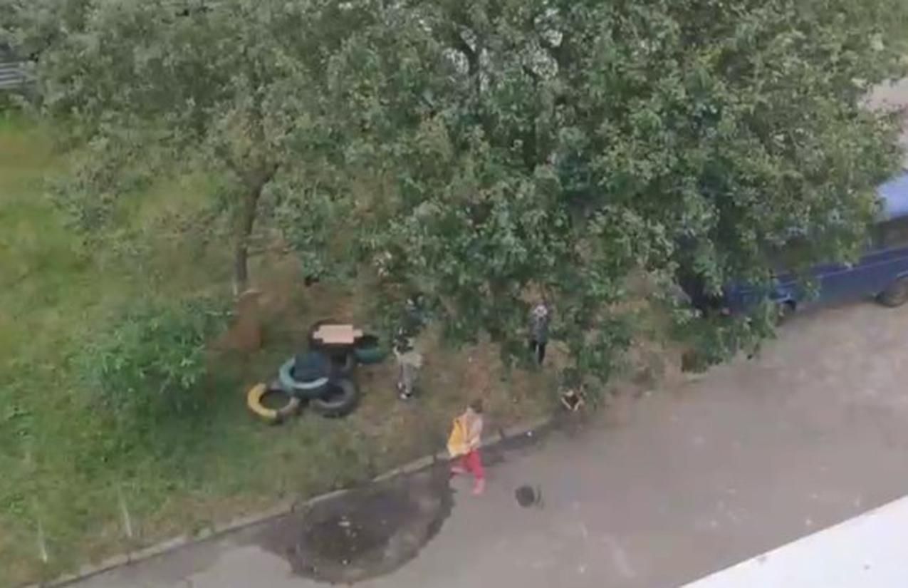 Дети, которые играли в "блокпост", услышав сирену воздушной тревоги, начали петь гимн: видео Дети, которые играли в "блокпост", услышав сирену воздушной тревоги, начали петь гимн: видео