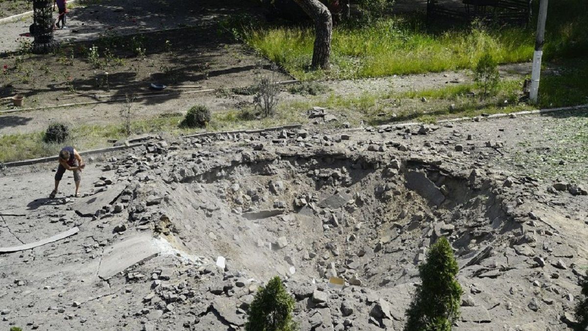 Россияне обстреляли Рогань в Харьковской области: один из снарядов попал во двор дома Россияне обстреляли Рогань в Харьковской области: один из снарядов попал во двор дома