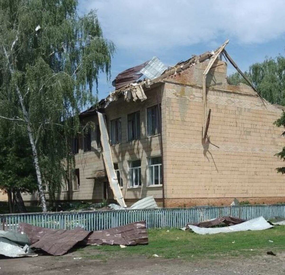Росіяни на Сумщині "демілітаризували" школу та бібліотеку: ракети запускали з гелікоптерів