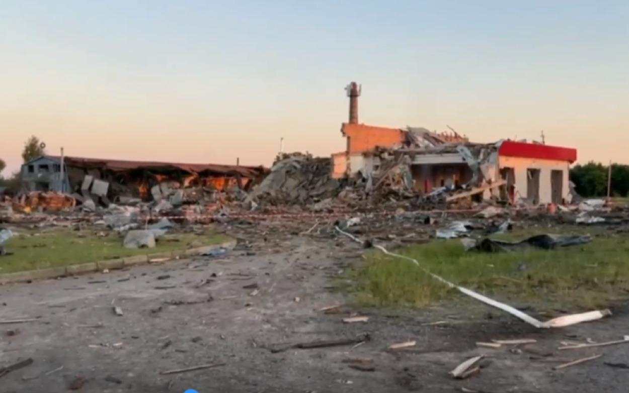 Ракетний удар по Сарнах: в ОВА показали відео і масштаби руйнувань Ракетний удар по Сарнах: в ОВА показали відео і масштаби руйнувань