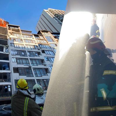 У Києві ракета влучила в будинок: верхні поверхи частково зруйновані