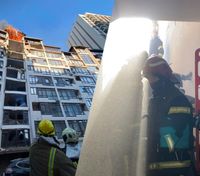 В Киеве ракета попала в дом: верхние этажи частично разрушены
