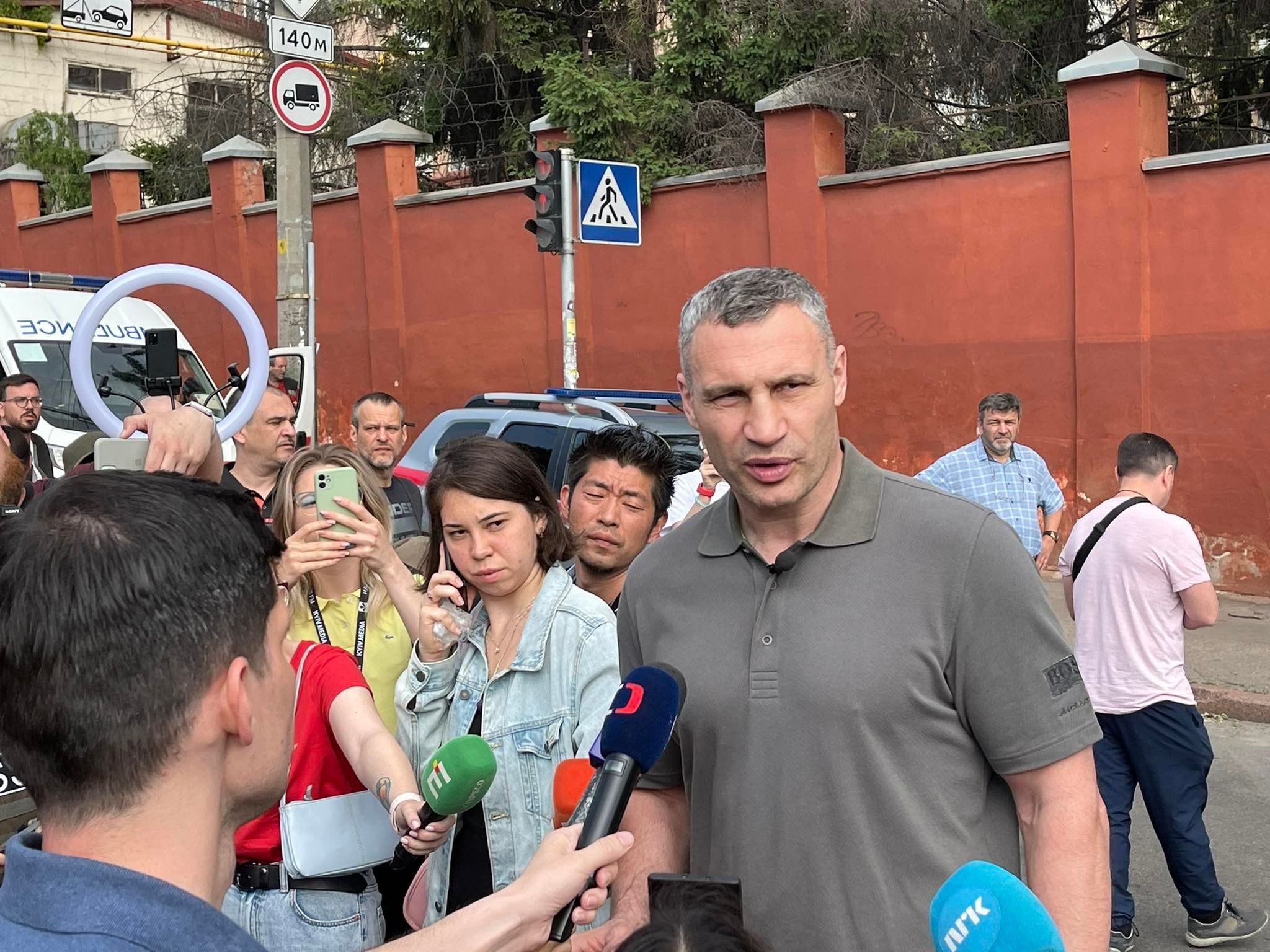 Под завалами дома есть люди, 2 пострадавших госпитализировали, – Кличко Под завалами дома есть люди, 2 пострадавших госпитализировали, – Кличко