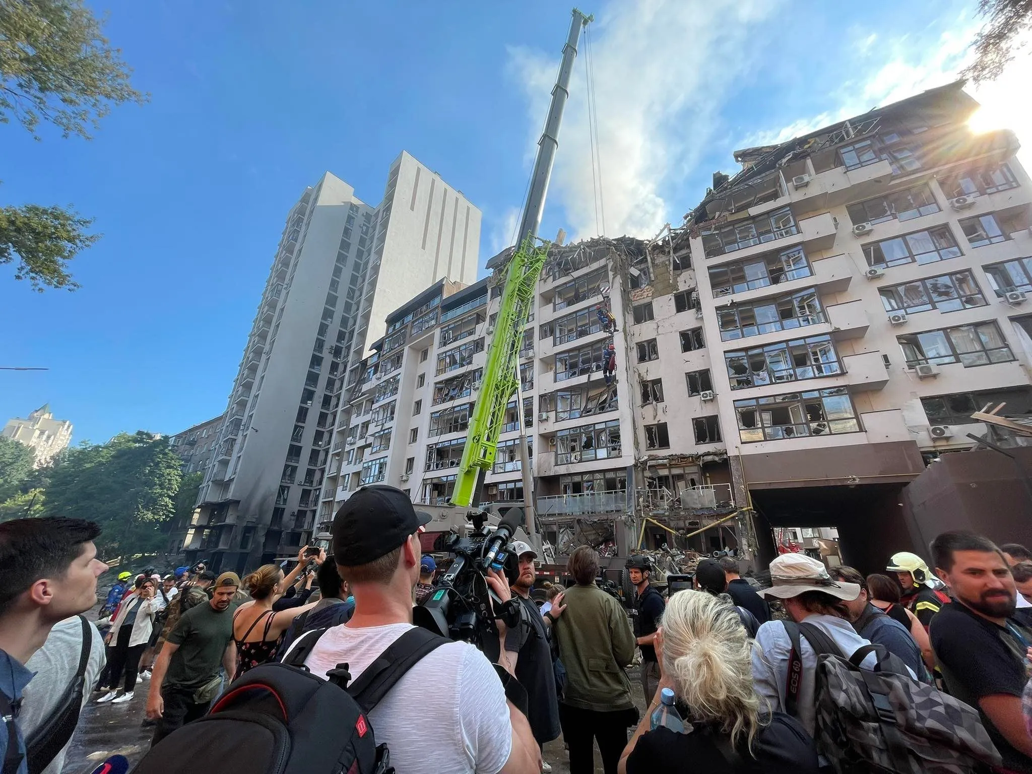 События в киеве. Разрушение дома. Ракета в Киеве. Многоэтажка. Разрушения в Киеве.