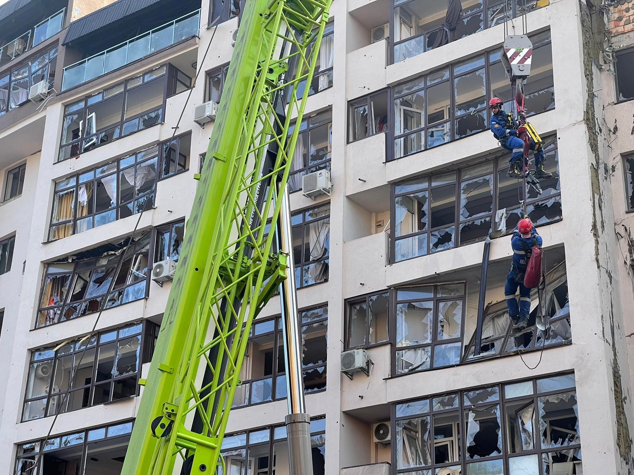 Мать спасенной девочки из дома в Киеве зажало бетонной плитой: ее пытаются достать Мать спасенной девочки из дома в Киеве зажало бетонной плитой: ее пытаются достать