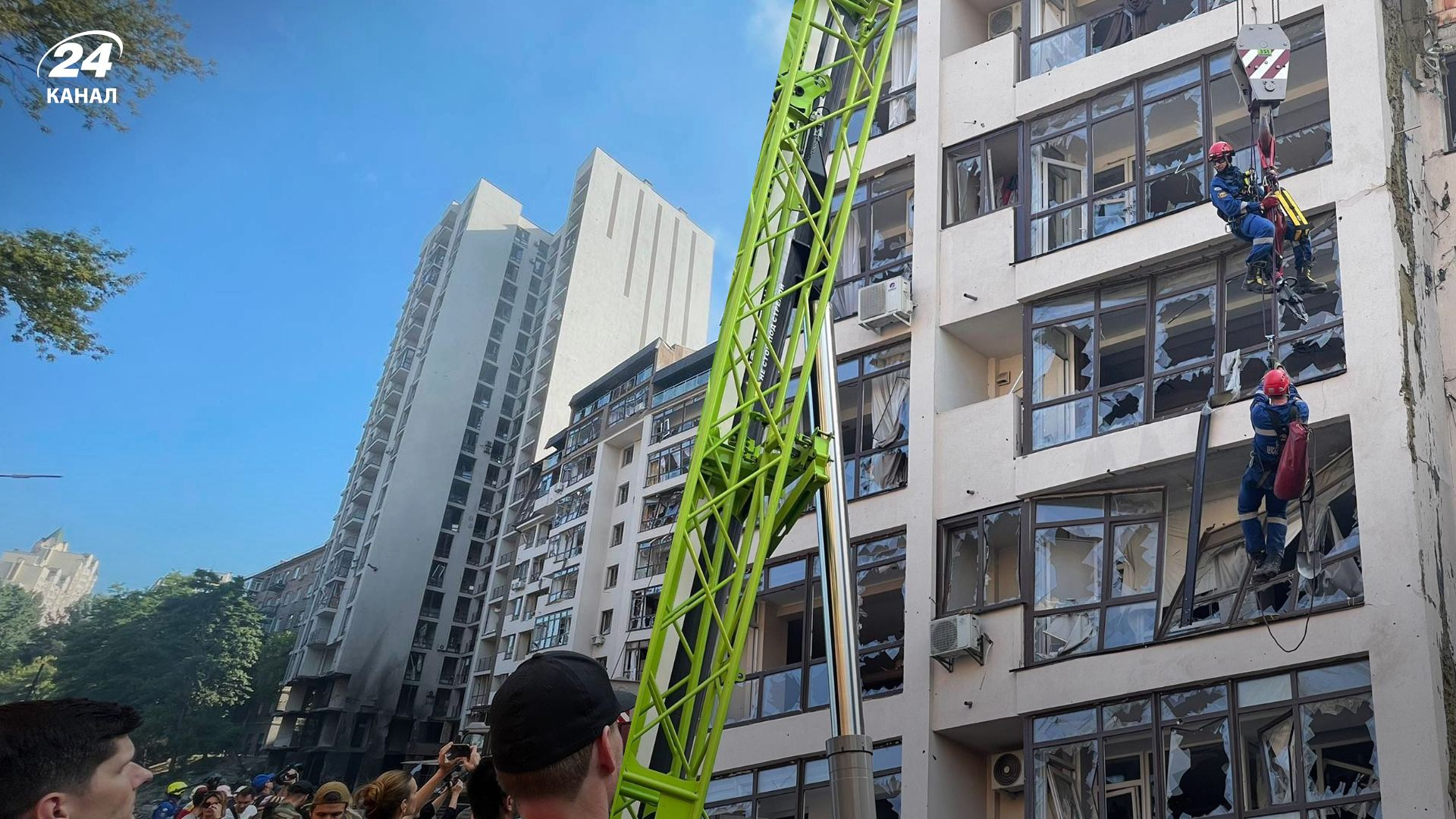 Атака по многоэтажке и по меньшей мере 5 раненых: что известно о ракетных ударах по Киеву