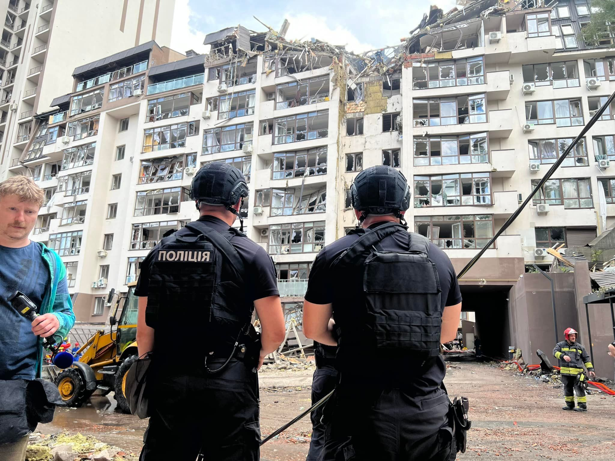 Рятувальники вже дістали 3 людей з-під завалів у Києві, – поліція