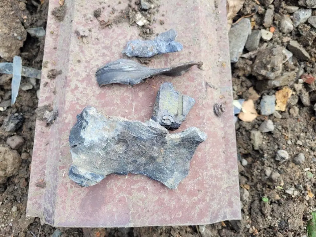 Уламки, які залишилися після удару Уламки, які залишилися після удару