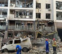 Число раненых в результате обстрела многоэтажки Киева возросло, есть жертва