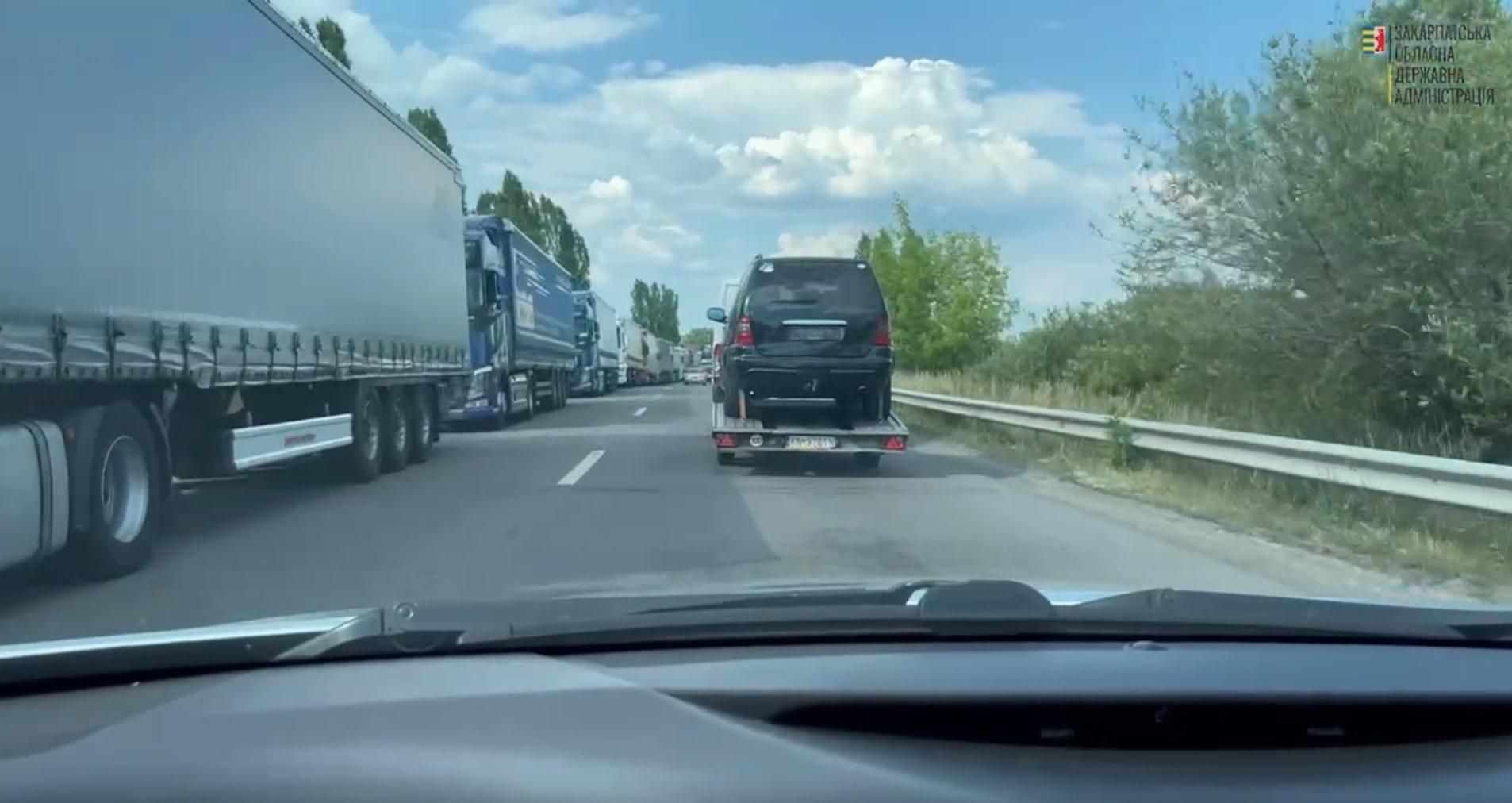 Черги на кілька кілометрів: на кордоні з Угорщиною стоять сотні автомобілів