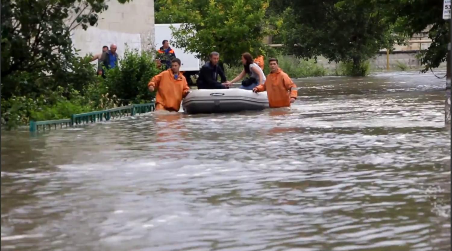 Из-за сильных дождей в Крыму подтопило Симферополь Из-за сильных дождей в Крыму подтопило Симферополь