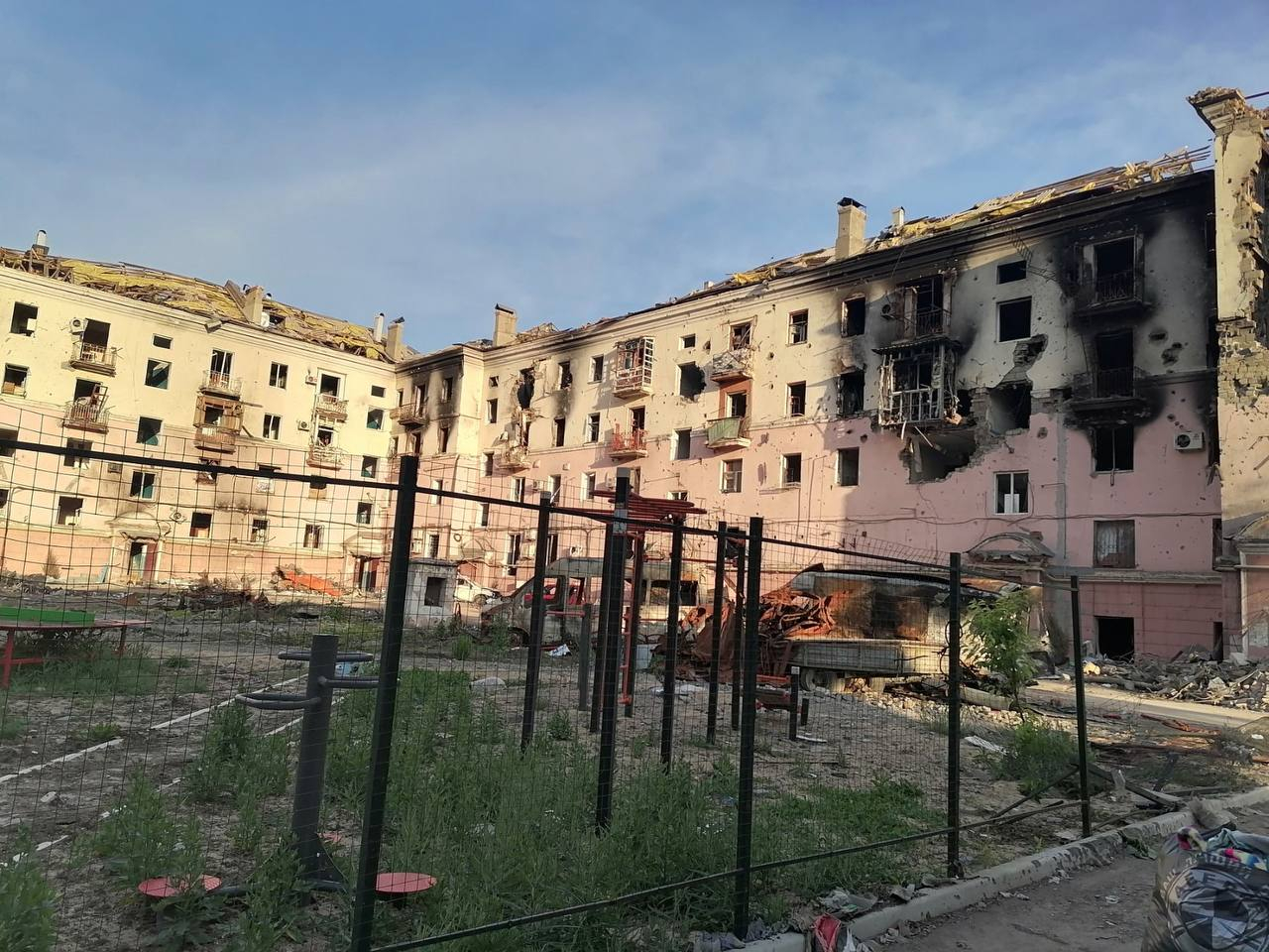 У Маріуполі знайшли ще понад сотню загиблих від рук окупантів: тіла досі під завалами У Маріуполі знайшли ще понад сотню загиблих від рук окупантів: тіла досі під завалами