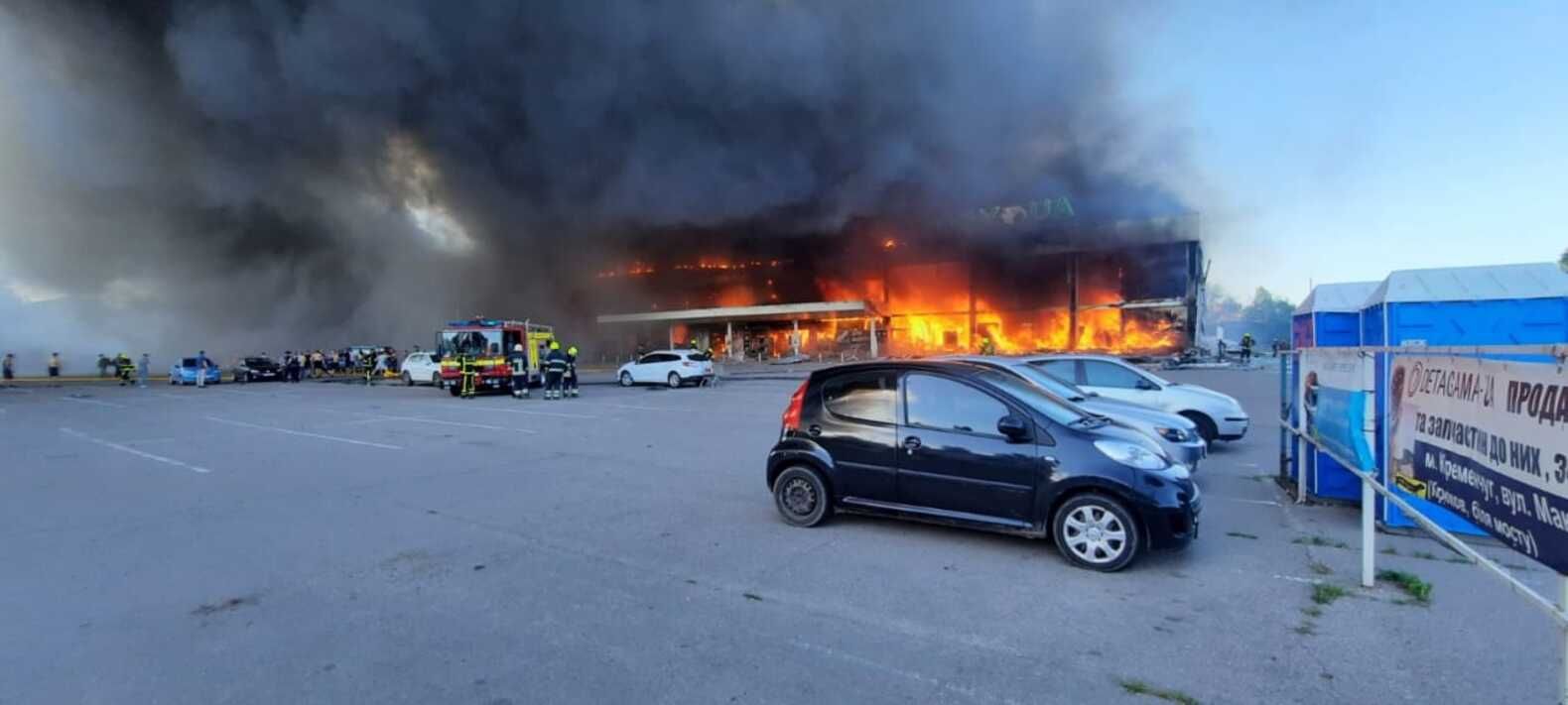 Горит 10 тысяч квадратных метров: ГСЧС показало кадры из ТРЦ в Кременчуге