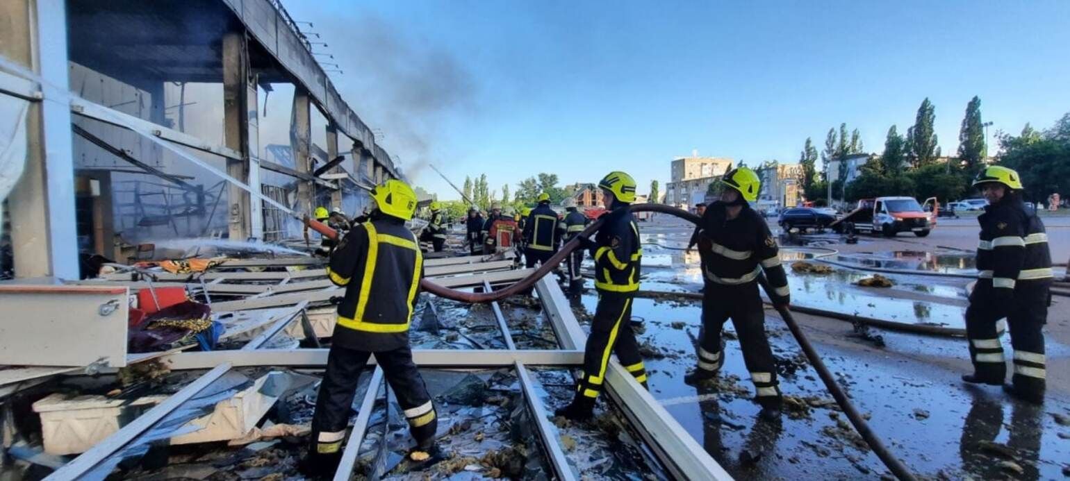 Обстріл ТРЦ у Кременчуці: куди звертатися родичам