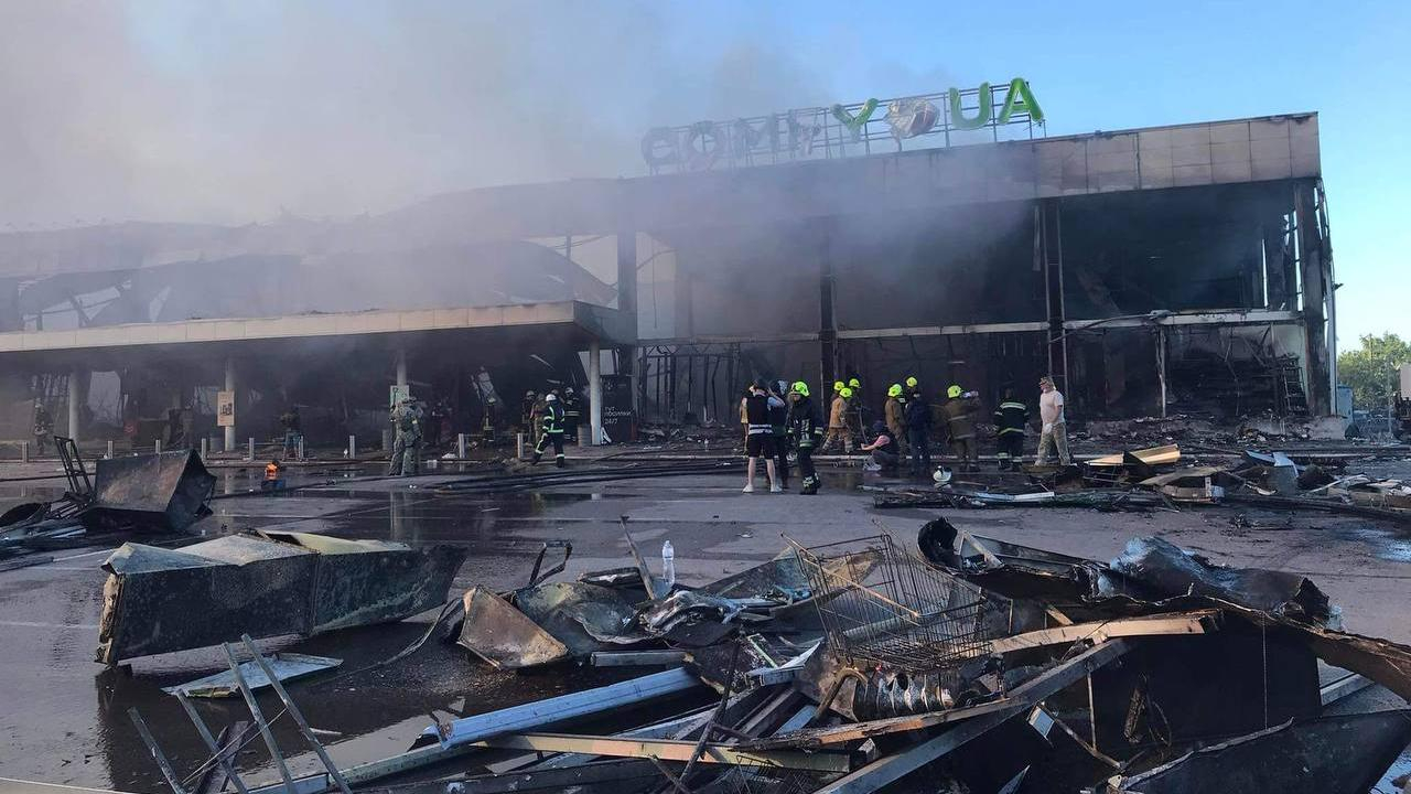 После ракетного удара по Кременчугу возник большой пожар