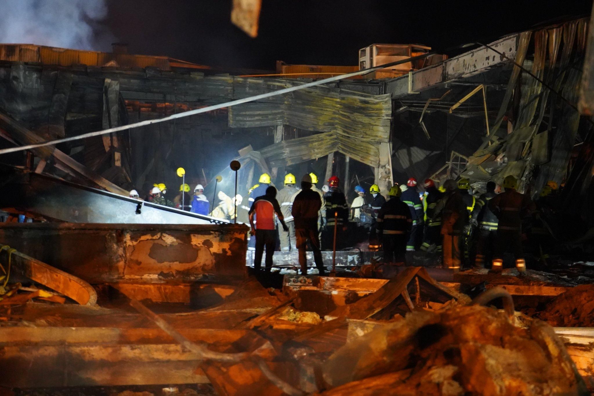 Спасатели разбирают завалы ТРЦ Спасатели разбирают завалы ТРЦ