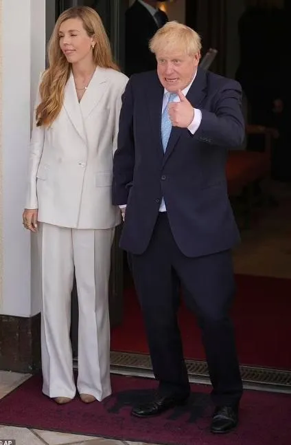 Борис Джонсон з дружиною Керрі на саміті G7