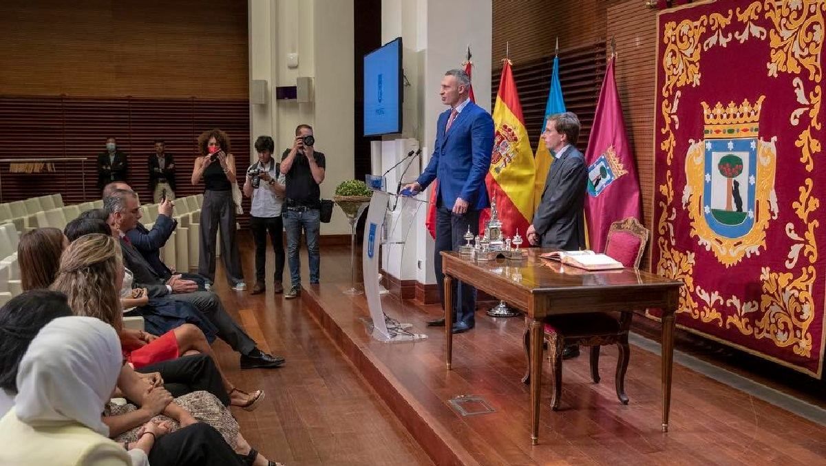 Кличко показав меру Мадрида, як Росія знищує українські міста Кличко показав меру Мадрида, як Росія знищує українські міста