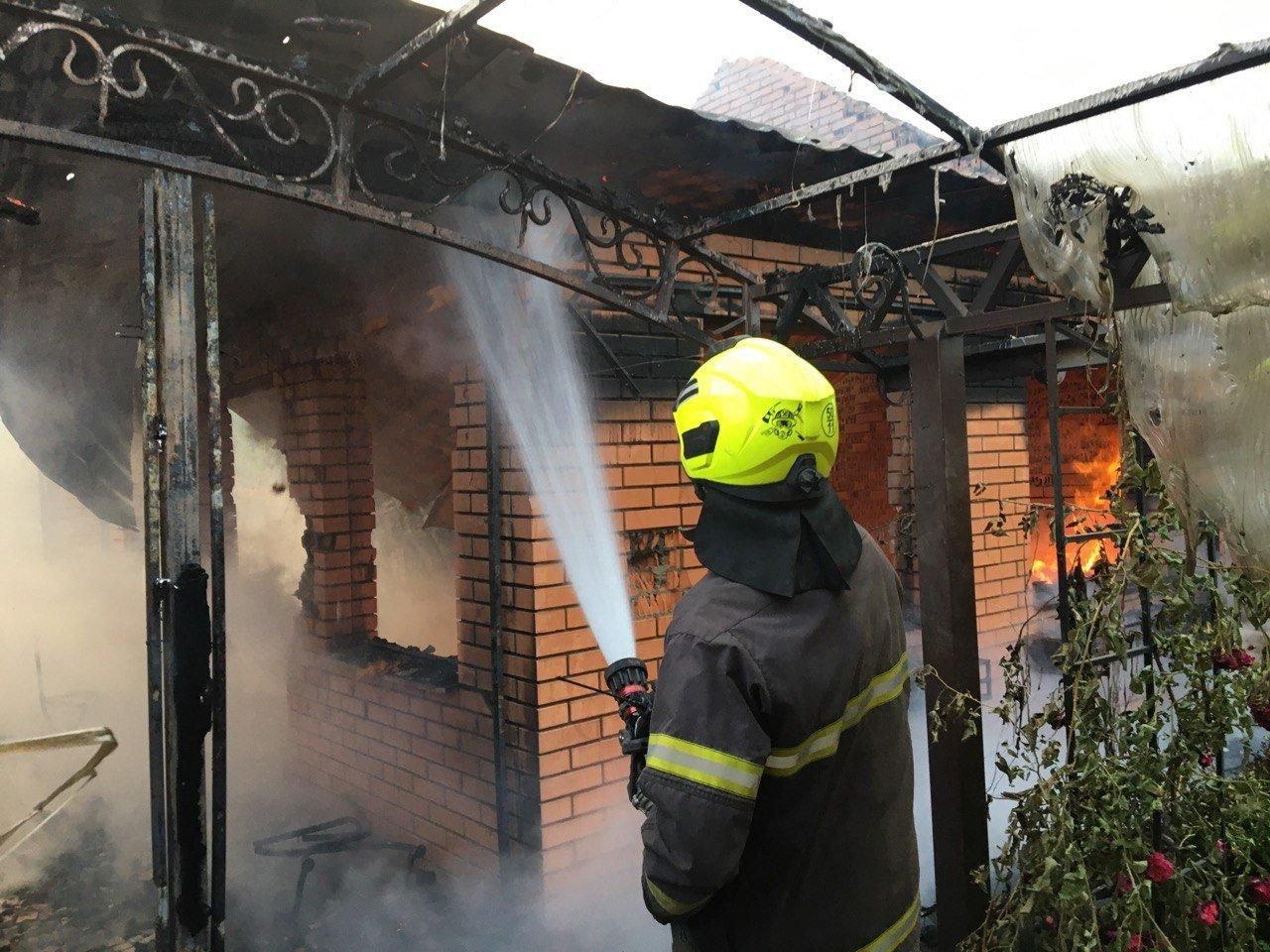 Обстрел поселка в Одесской области: сгорели 4 дома, есть пострадавшие, среди которых 3-летние сестры