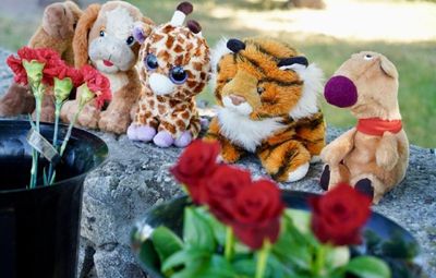 Найтрагічніший день: люди несуть квіти та іграшки до зруйнованого ТЦ в Кременчуці