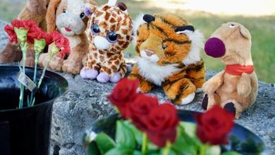 Самый трагический день: люди несут цветы и игрушки к разрушенному ТЦ в Кременчуге