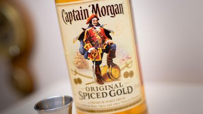 Без Captain Morgan і Johnnie Walker, зате з самогоном: легендарний виробник алкоголю йде з Росії