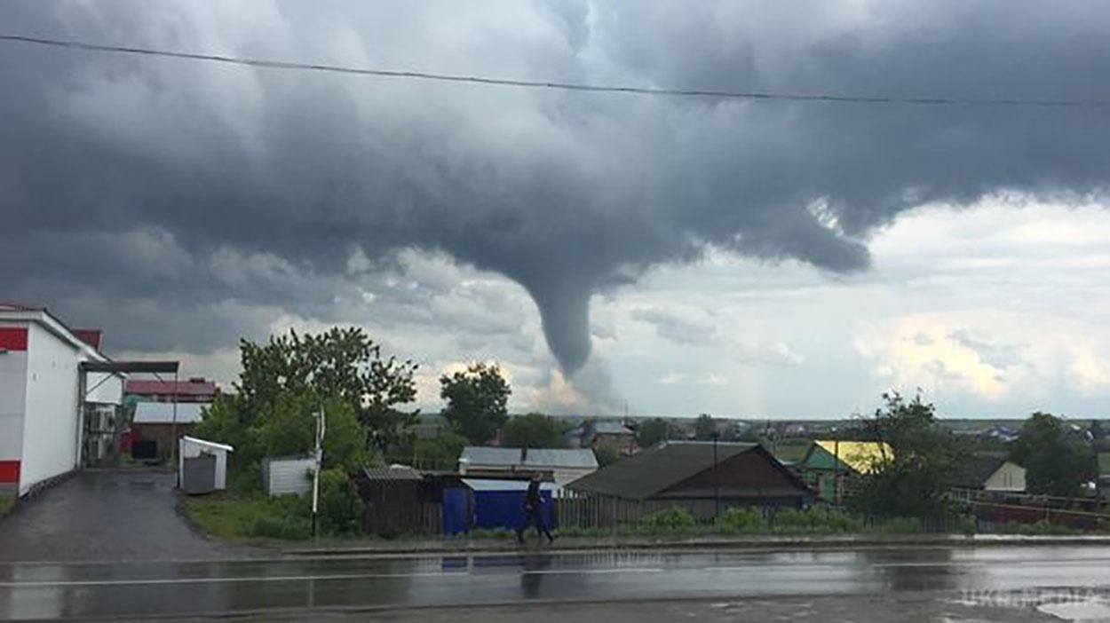 Позривало дахи та повалило дерева: як смерчі наводять лад у Росії – моторошне відео Позривало дахи та повалило дерева: як смерчі наводять лад у Росії – моторошне відео