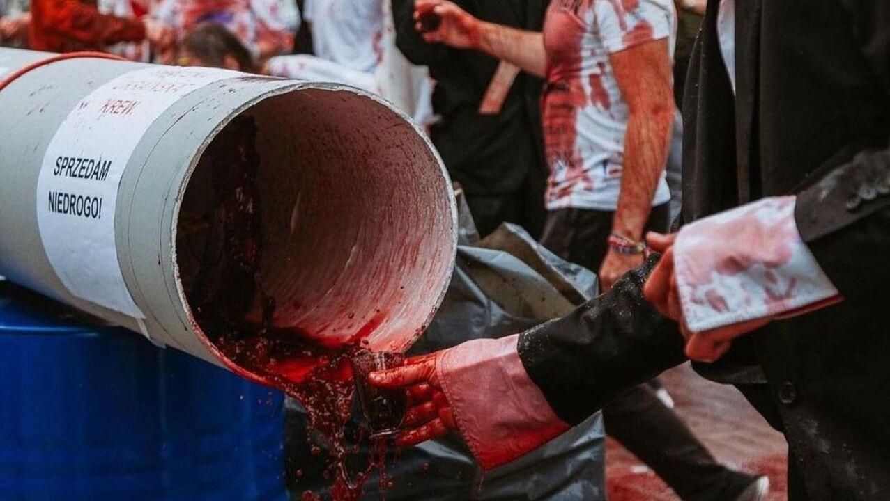 У Варшаві влаштували яскравий перформанс перед посольством Угорщини У Варшаві влаштували яскравий перформанс перед посольством Угорщини