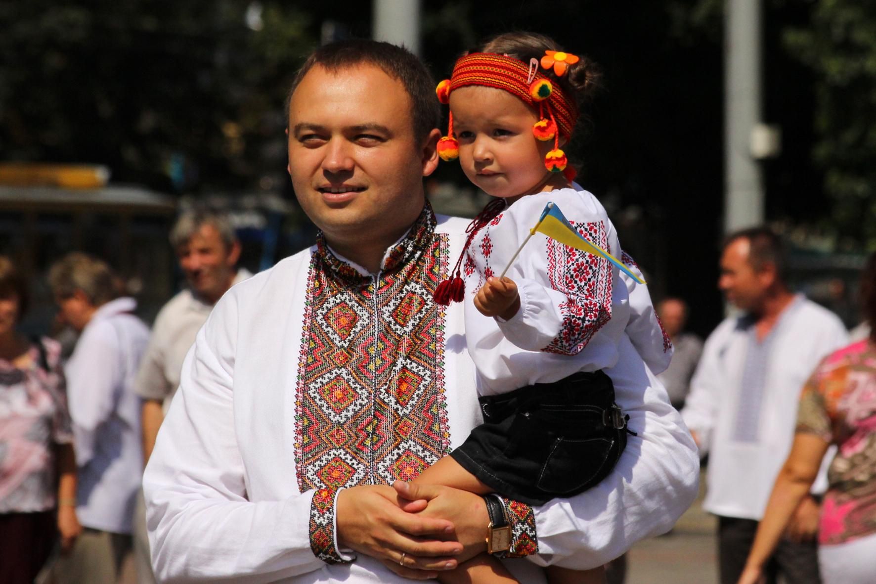 Сколько украинцев перешли на государственный язык, а сколько – помогают армии