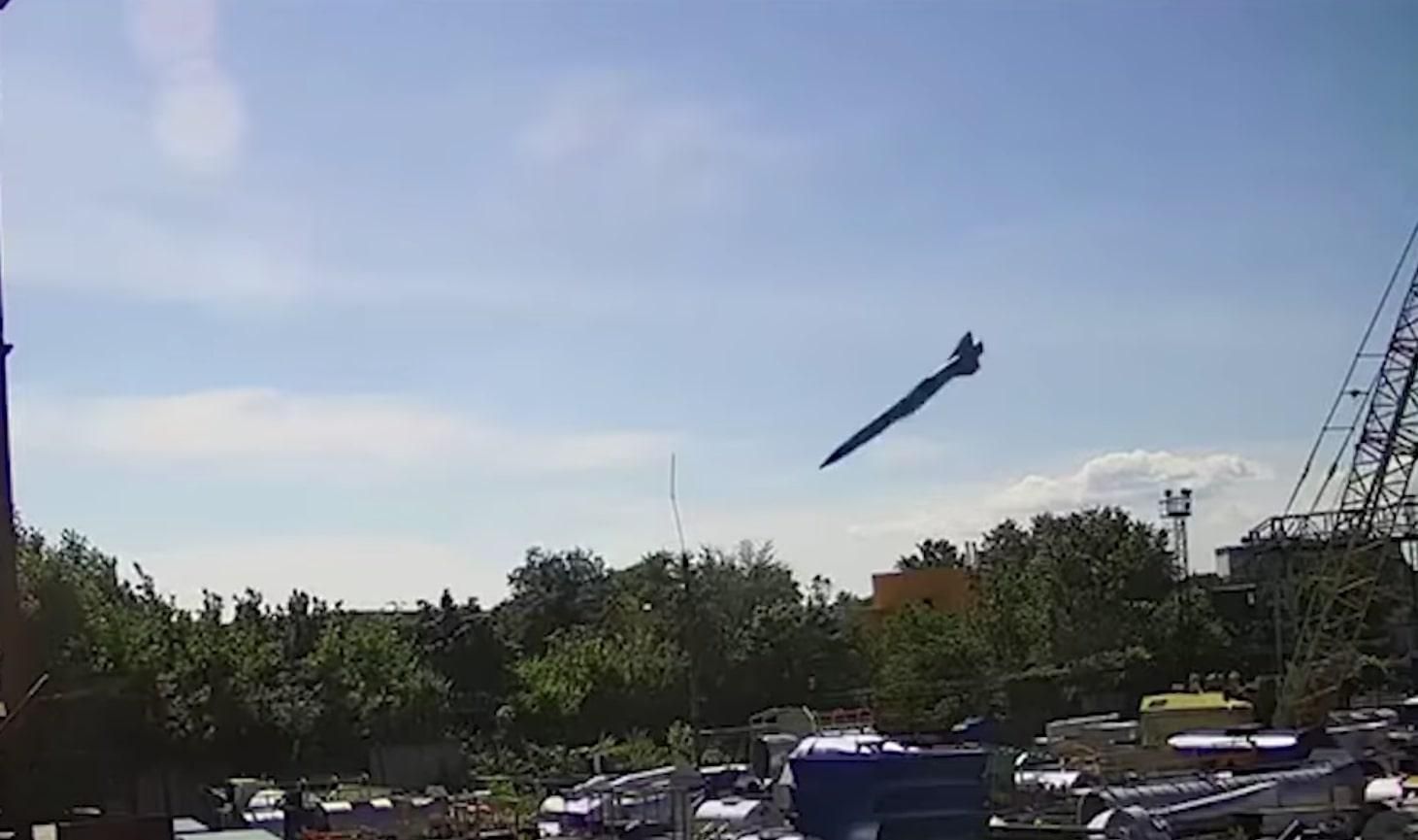 Зеленский показал видео прилета в ТЦ в Кременчуге Зеленский показал видео прилета в ТЦ в Кременчуге