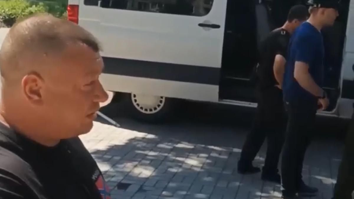 Мобілізовував ексв'язень зі свастикою на плечі: у Макіївці жінка відбила чоловіка від війни Мобілізовував ексв'язень зі свастикою на плечі: у Макіївці жінка відбила чоловіка від війни