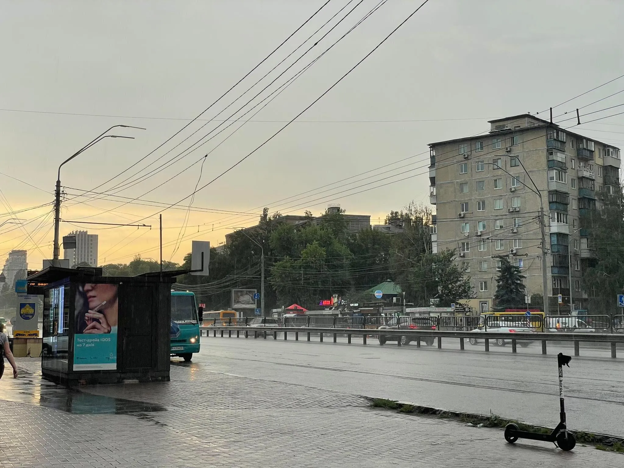 У Києві під час негоди блискавка влучила в будинок