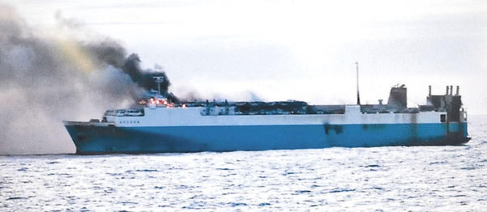 В Японском море сгорело российское судно с 570 авто на борту